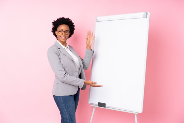 Brünette Frau mit Whiteboard