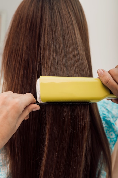 Brünette Friseurin beim Styling