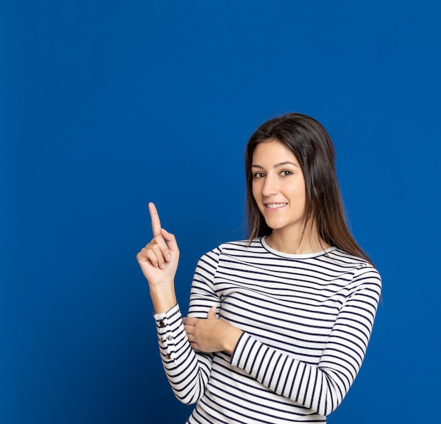 Brünette junge Frau, die ein gestreiftes T-Shirt trägt