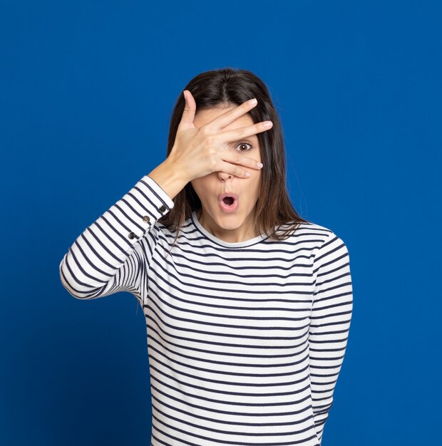 Foto brünette junge frau, die ein gestreiftes t-shirt trägt