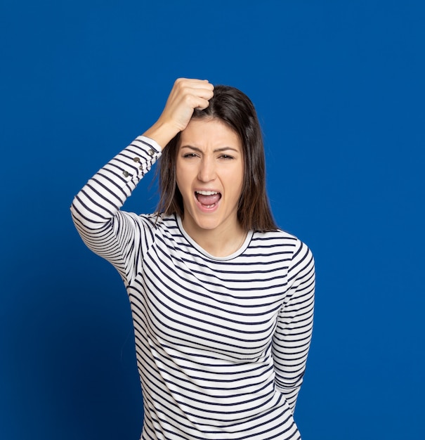 Brünette junge Frau, die ein gestreiftes T-Shirt trägt