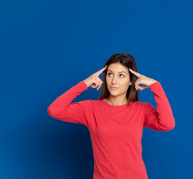 Brünette junge Frau, die ein rotes T-Shirt trägt