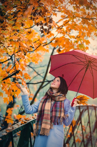 Brünette Mädchen mit Regenschirm