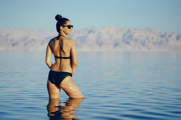 Brünette Mädchen Schwimmen im Toten Meer in Israel