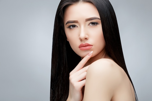 Brünettes asiatisches Mädchen mit langen glatten Haaren