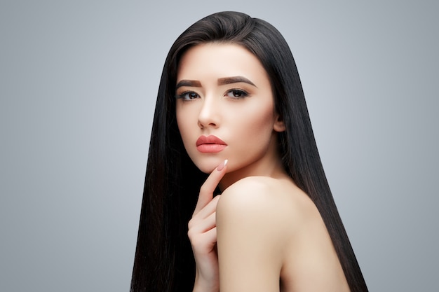 Brünettes asiatisches Mädchen mit langen glatten Haaren