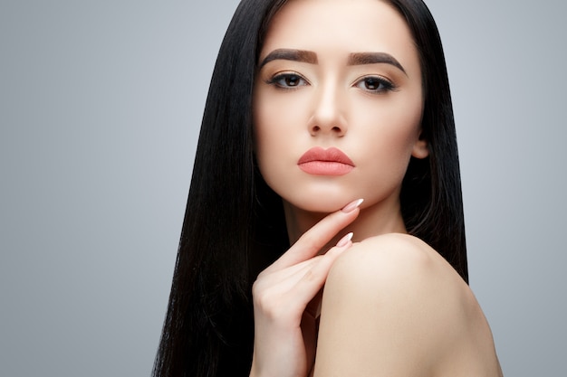 Brünettes asiatisches Mädchen mit langen glatten Haaren