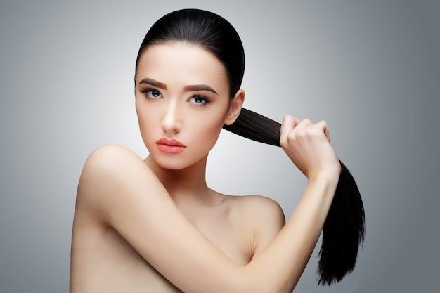 Brünettes asiatisches Mädchen mit langen glatten Haaren