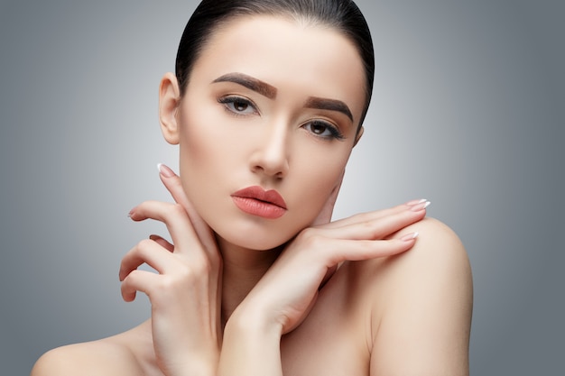 Brünettes asiatisches Mädchen mit langen glatten Haaren