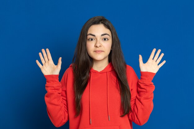 Brünettes junges Mädchen, das rotes Sweatshirt trägt