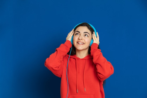 Brünettes junges Mädchen, das rotes Sweatshirt trägt