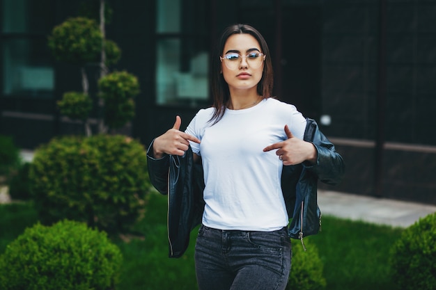 Brünettes Mädchen, das ein weißes T-Shirt trägt