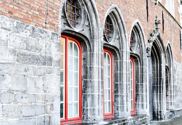 Bruges, Bélgica vista dos edifícios medievais atravessados pelos canais da cidade. Património Mundial.