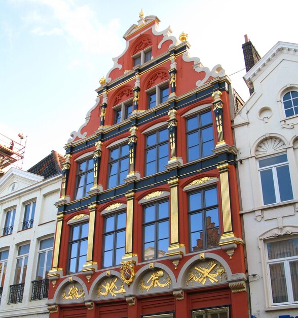 Bruges, Bruges, fachadas de casas antigas de forma incomum contra o céu azul, casa antiga