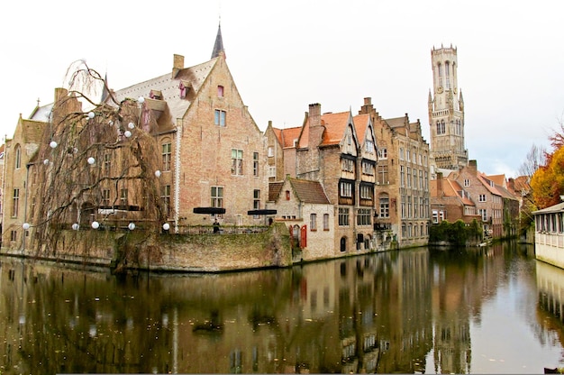 Bruggebelgium otoño edificios de la ciudad vieja en el canal