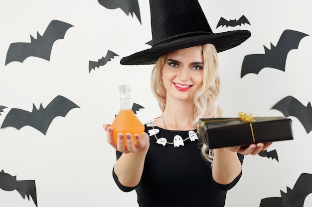 Bruja alegre con regalos de Halloween