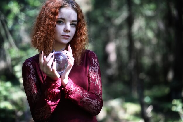 La bruja celebra un ritual en las profundidades del bosque.