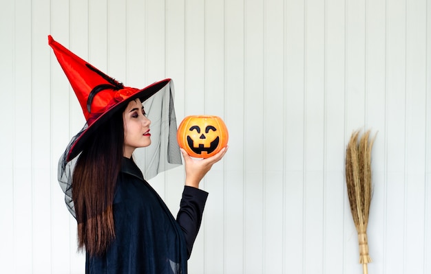 Bruja de Halloween con una calabaza mágica