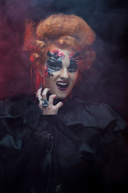 Bruja pelirroja gótica mujer oscura con maquillaje artístico