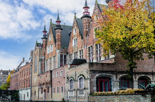 Brujas Bélgica vista de los edificios medievales que son atravesados por los canales de la ciudad histórica