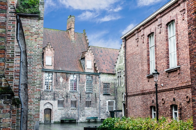 Brujas Bélgica vista de los edificios medievales que son atravesados por los canales de la ciudad histórica