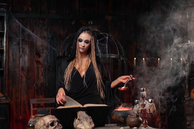 Las brujas de Halloween usan un libro mágico y un caldero para preparar veneno o poción de amor.