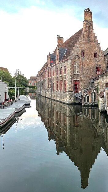 Brujas el reflejo del edificio y la torre en el agua