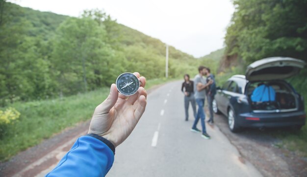 Foto brújula en el fondo del camino de la mano.