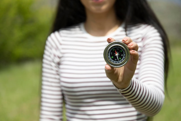 Foto brújula de mano de mujer en la naturaleza