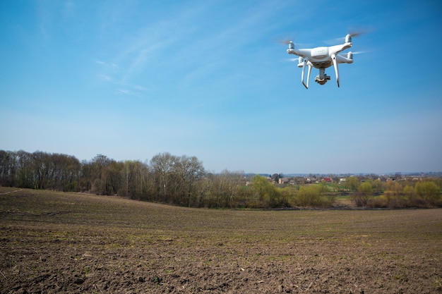 Brummenviererkabel Hubschrauber auf grünem Maisfeld