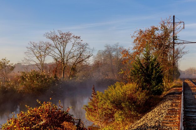 Brumosa mañana en el río otoño niebla cielo río