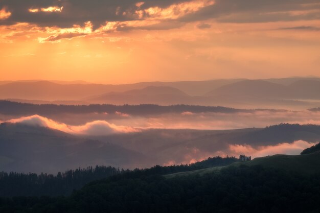 Brumoso amanecer en las montañas de los Cárpatos