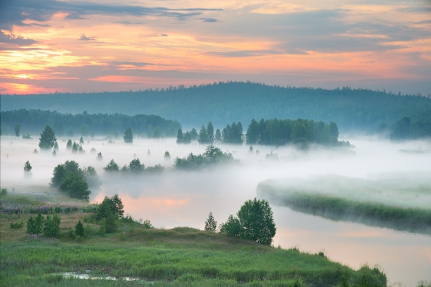 Brumoso amanecer en el río