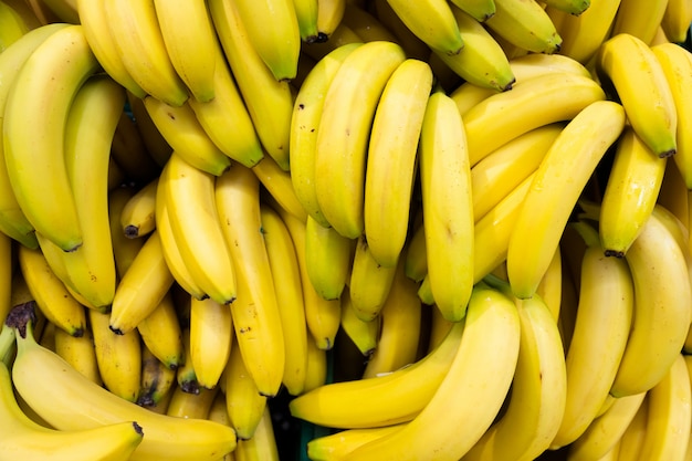 Brunch de banana rico em calorias, proteínas e gorduras saudáveis. Para um estilo de vida saudável e vegano, nutrição vegetariana.