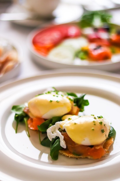 Brunch de café da manhã de luxo e ovos escalfados de receita de comida com salmão e verduras em torradas sem glúten para menu de restaurante e gastronomia