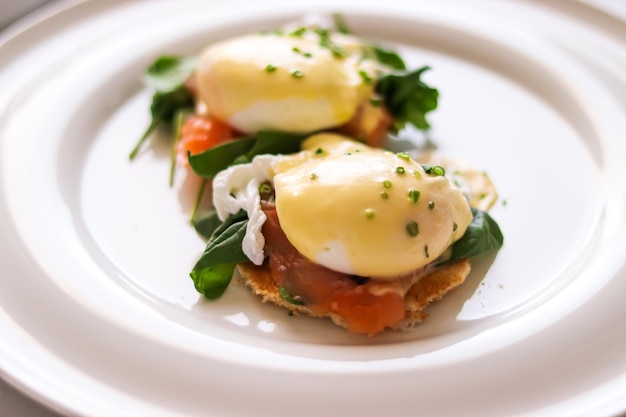 Brunch de desayuno de lujo y receta de comida huevos escalfados con salmón y verduras en tostadas sin gluten para menú de restaurante y gastronomía