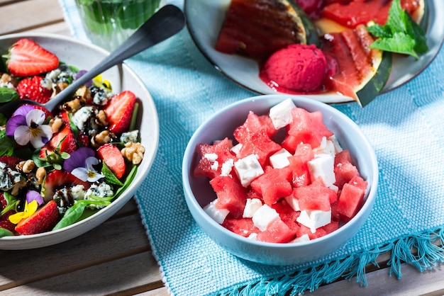 Brunch frutado de verão servido na mesa