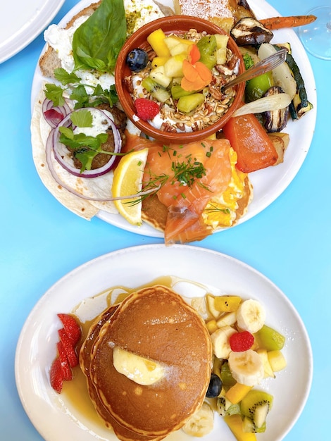 Brunch mit salziger und süßer Option Toast mit Rührei und Lachs und Pfannkuchen