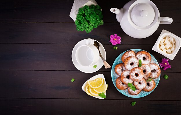 Brunch ou almoço. donuts caseiros polvilhados com açúcar em pó.