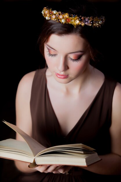 Brunet joven con corona y libro