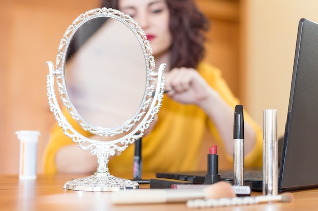 Foto brunette blogger macht ihr make-up