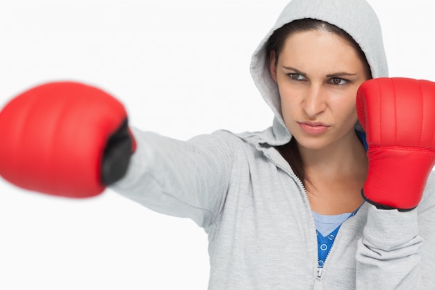 Brunette combinado em suéter de boxe