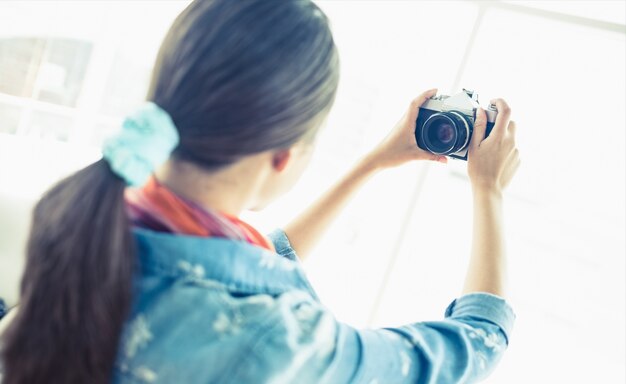 Brunette, der ein selfie nimmt