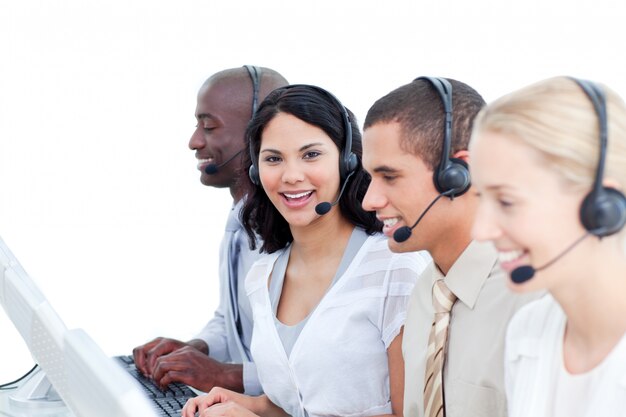 Brunette e sua equipe trabalhando em um call center