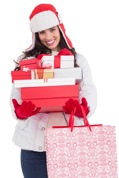 Brunette em roupas de inverno segurando muitos presentes e sacolas de compras