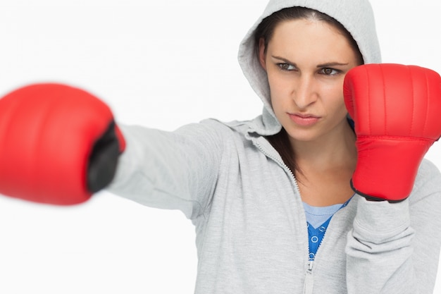 Brunette em sweatshirt boxe