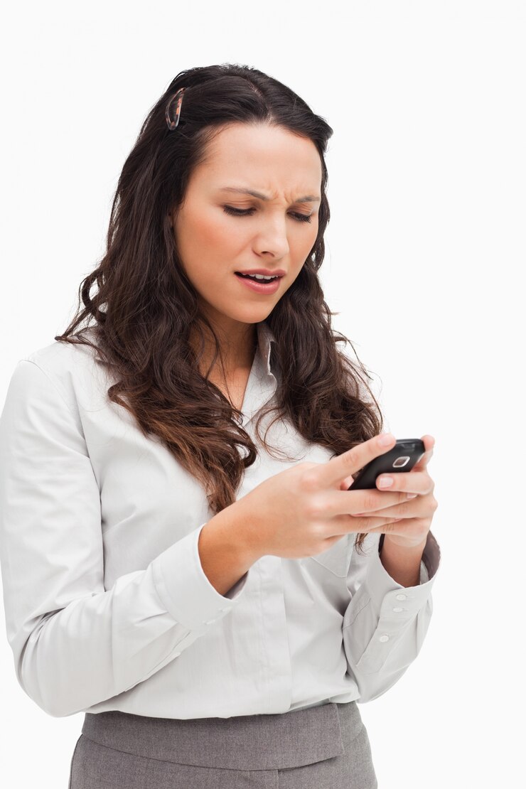 Foto brunette fazendo uma careta enquanto olha sua mensagem de texto
