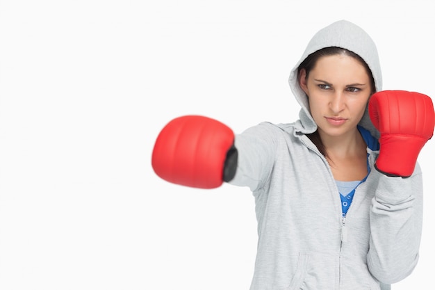 Brunette Frau im Sweatshirt Boxen