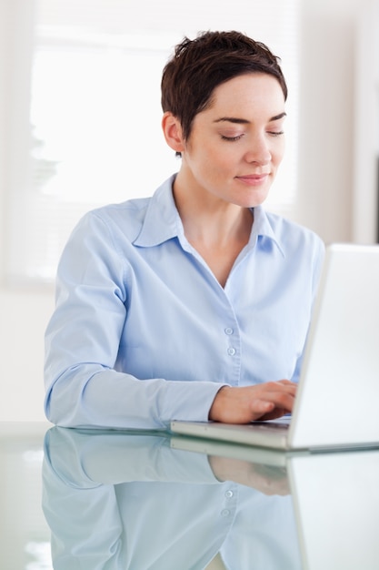 Brunette Geschäftsfrau mit einem Laptop