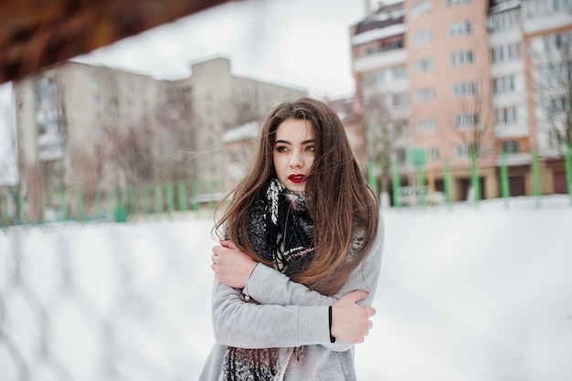 Brunette lässiges Mädchen im Schal im Winter auf der Straße